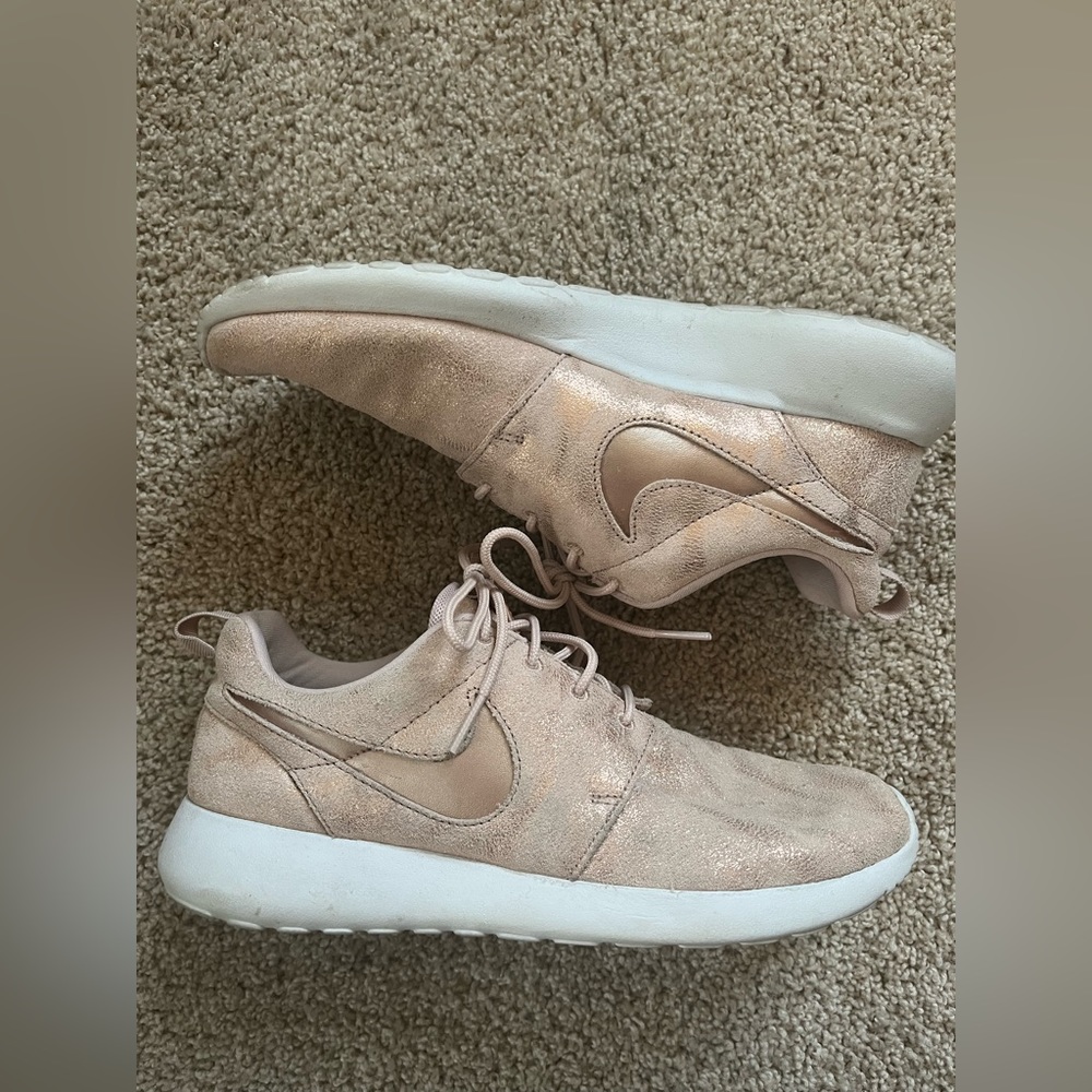 Women’s Pink Nike Tennishoe